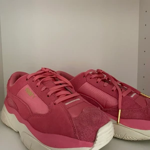 Rosa sneakers - Rosa sneakers med gulddetaljer, storlek 36.  Kan mötas i Stockholm eller skicka. Frakt: 66kr spårbart 💗
