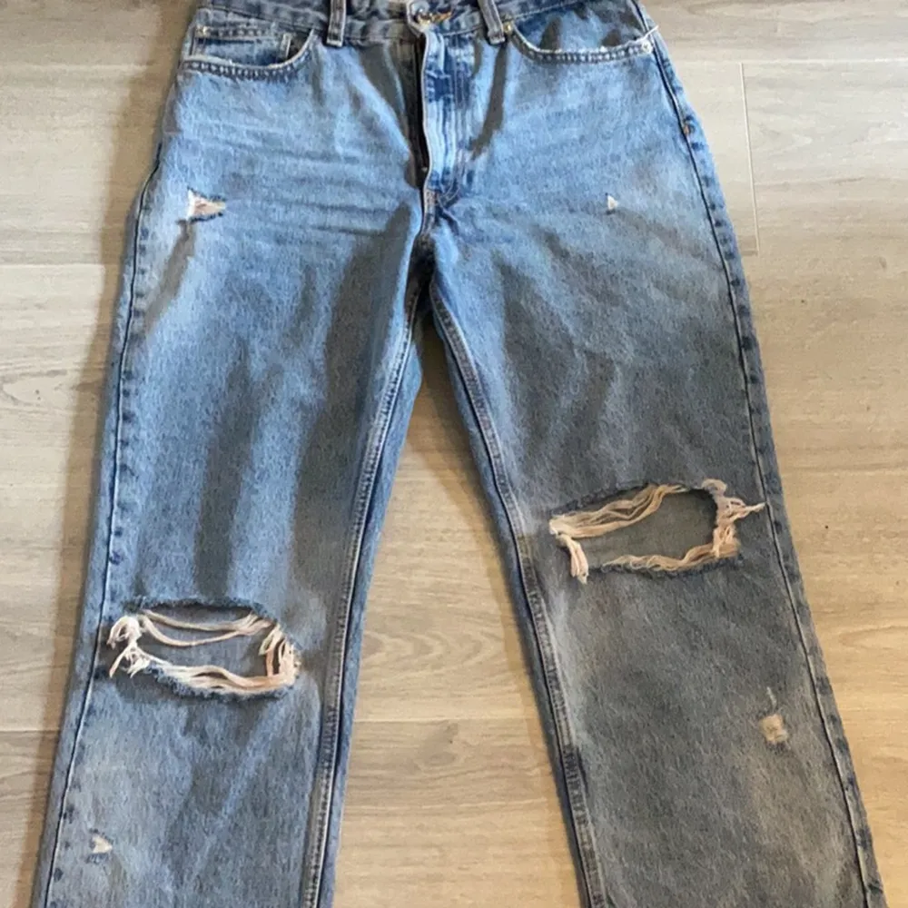 högmidjade jeans med vida ben som är ifrån zara. endast använda en gång så är som nya. storlek 38. . Jeans & Byxor.