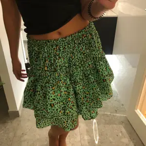 Säljer min kjol från H&M!  Köpt för 399 säljer för 150! Superbra skick o använd någon gång bara!