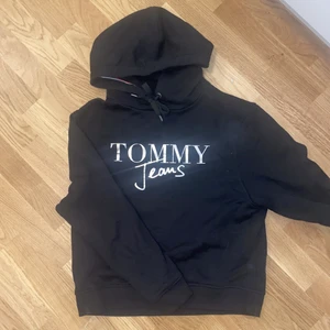 Tommy hilfiger tjocktröja - En svart tjocktröja med huva från Tommy Hilfiger. Silvrig logga. Storlek XS