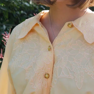 Gullig gul skjorta  - En av mina favoritskjortor som jag tyvärr inte använder tillräckligt mycket.😕 Den är i mycket gott skick!✨Storleken är XL, vilket blir perfekt som oversize på mig som är S/M🌈🌻 Buda/pruta/ställ frågor i kommentarerna💖 