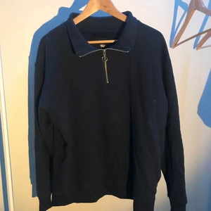 Zipup tröja - Halv zipup tröja i storlek small. Aldrig använd