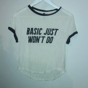 T-shirt strl S - T-shirt i okej skick. 