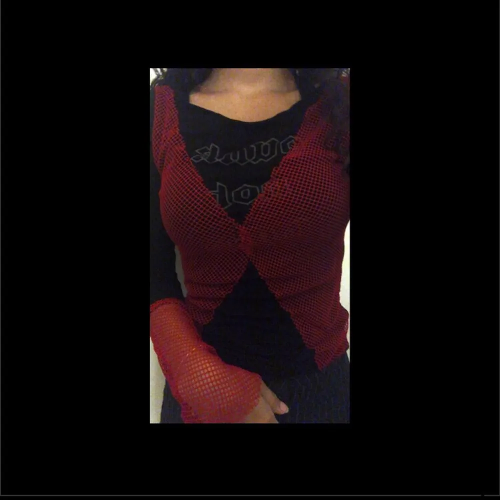 super snygg röd fishnet tröja, thriftad i paris ❤️‍🔥 kontakta mig för fler bilder/frågor ❤️‍🔥 köparen står för frakt=. Toppar.