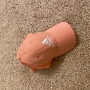 Adidas keps - Adidas keps, rosa. Aldrig använt. 