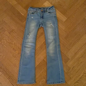 Snygga jeans från kappahl  - Dom här fina jeansen har jag köpt på Kappahl. Dom är låga i midjan och lite utsvängda!