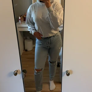 Ljusgrå hoodi, jeans - Jeans är använda 2 ggr o hoodie använd några gånger