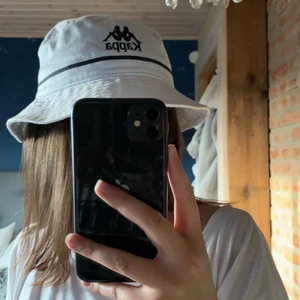 Kappa-fiskehatt  - Säljer min kappa hatt, skit snygg och bra skick. Foundation på insidan av ena kanten jätte fräsch utsida. Frakt tillkommer 