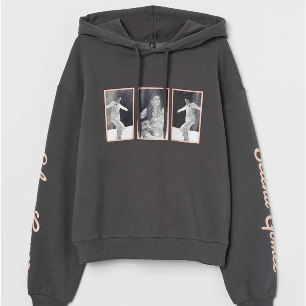 Selena gomez hoodie köpt och använd 2 gånger för var inte min stil. Köpt för 249 kr och säljs för 70 kr. Storlek s. Hoodies.