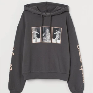 Selena gomez hoodie  - Selena gomez hoodie köpt och använd 2 gånger för var inte min stil. Köpt för 249 kr och säljs för 70 kr. Storlek s