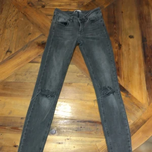 Super fina lågmidjade jeans - Jätte fina lågmidjade jeans, säljer pga att jag inte är bekväm ALLS i lågmidjade jeans (inte riktigt rätt kropp för det) dom e från Gina tricot❤️ knappt använt alls och har tvättat dom och allt.