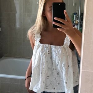 Vit topp/ linne - Fin vit topp från zara, köpt förra året💗 Storlek L, men ganska kort i modellen. Fint skick.