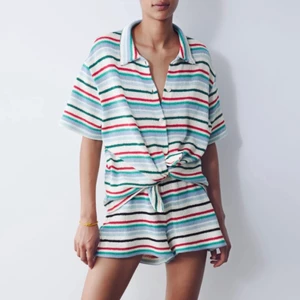 Randig skjorta från Zara - Skjorta från Zara, endast använd 1 gång. Passar mig som är strlk M❤️💙💚