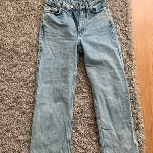 Ett par super snygga jeans i modellen Rowe från weekday! Jag säljer de pga att de blivit för små för mig. Jag tar emot swish och köparen står för frakten!