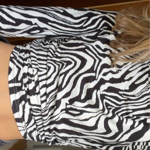 zebra tröja med öppen rygg - jag säljer min zebra tröja med öppen rygg med knyt där bak då jag inte använder den. passar både bra till fest eller vardag, inte använd super många gånger så den är i bra skick! (Köparen står för frakten)<3