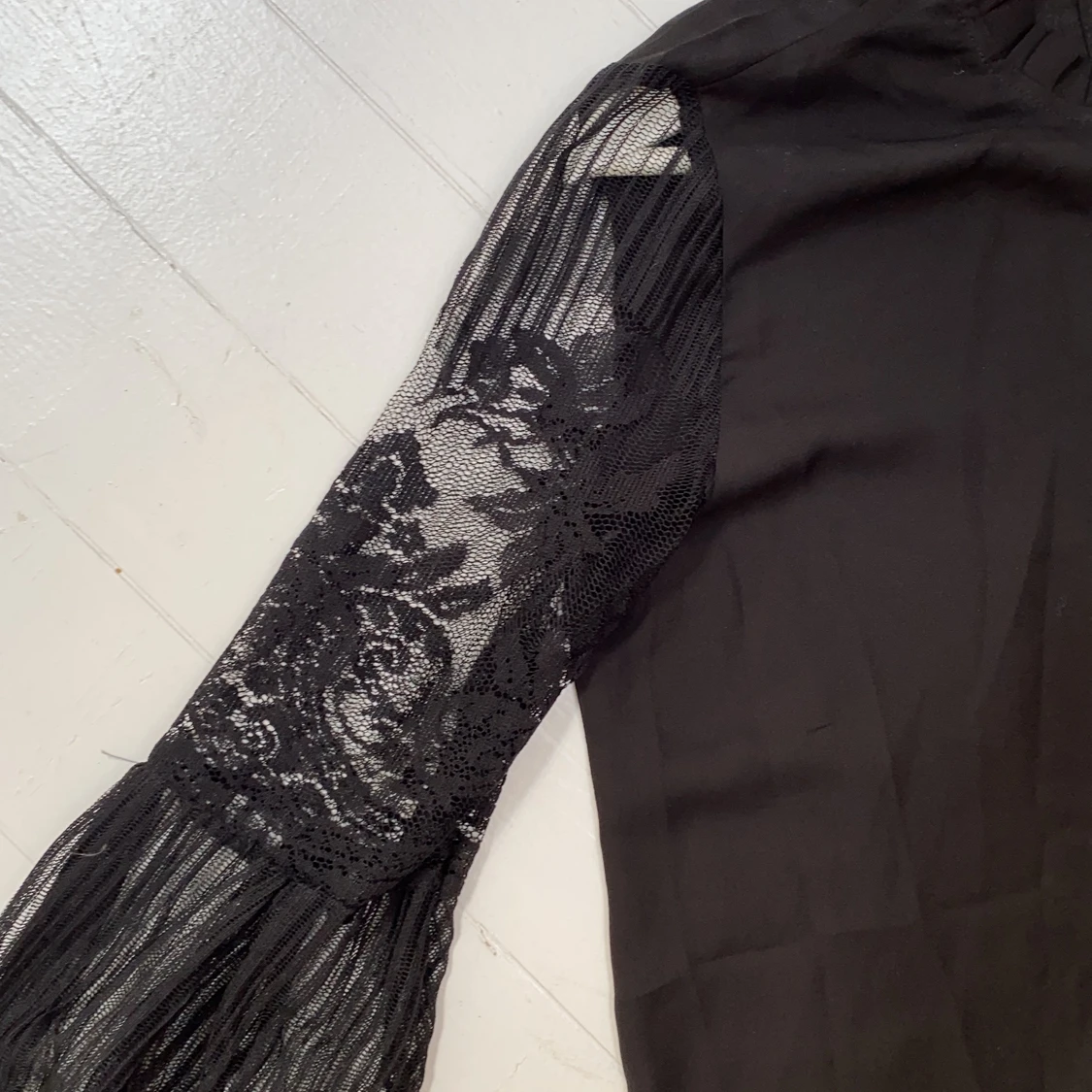 Svart långärmad blus med spetsarmar - 91