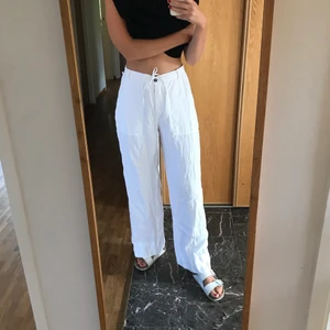Långa linnebyxor  - Ett par linnebyxor som är lagom långa för mig som är 175 med långa ben haha. Går att knyta i midjan. Strl 36!