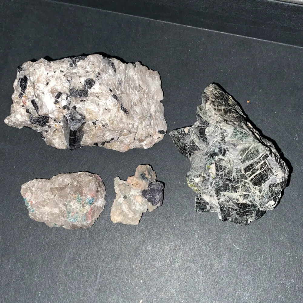 Råa stenar från olika gruvor, 80kr för de stora och 50kr för de mindre. Övrigt.