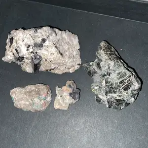 Råa stenar från olika gruvor, 80kr för de stora och 50kr för de mindre