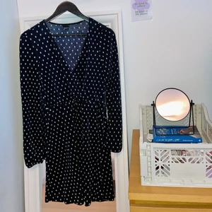 Klänning - Plisserad klänning från Gina Tricot med omlott upptill, storlek S. Cirka 90 cm i längd. För mer information eller frågor, kontakta mig. Köparen står för frakten 💛