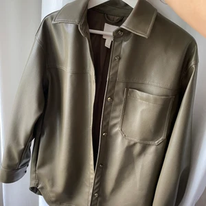 Grön Läder skjorta/jacka - Märke: H&M. Storlek: XS. Skick: Nyckick