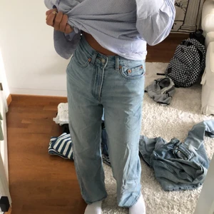 Levis jeans - Superfina wideleg levis jeans i gott skick som jag säljer eftersom att de tyvärr inte kommer till användning längre💕 Om många är intresserade blir det budgivning. Går att hämta upp i Täby, annars betalas frakten av köparen.