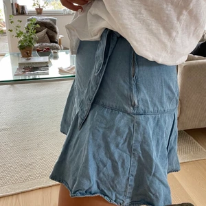 Kjol - Supersöt kjol från zara. Köpt för ett år sedan men knappt använd och i mycket bra skick. Kjolen är i storlek S och perfekt lång för mig som är ca 162. Frakt på 66 kr tillkommer vid köp, köparen står för frakten💕😊