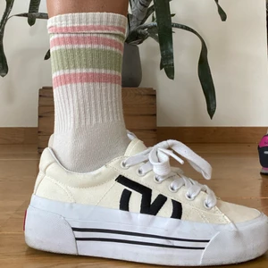 Vans - Krämvita Vans som endast är använda ett fåtal gånger.