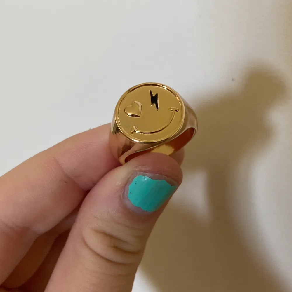 Oanvänd jättefin ring från asos. Pris kan diskuteras. Asusteet.