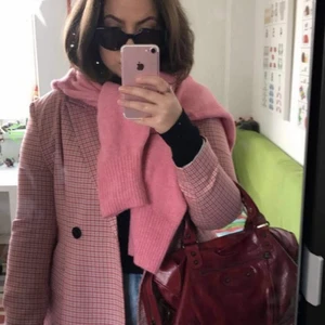 Kavaj vero Moda  - 💗En helt otrolig rosa/röd hundtandsrutig kavaj från vero Moda i storlek XL, men passar en M i vanlig passform, beroende på hur oversize man vill ha den kan även S passa bra. Köparen står för frakt, alternativ 1, spårbar frakt 69kr eller alternativ 2 icke spårbart portobrev frakt 48kr! 💗