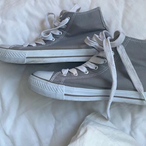 Gråa converse kopior - Galet snygga gråa skor som ser precis ut som converse förutom att de saknar loggan. Dom är köpta second hand men har själv bara användt en gång, dom hade lite små fläckar när jag köpte dom vilket kan ses på bild 2 och 3, men dessa fläckar syns inte om man har byxor som går lite över skorna (tror också de skulle gå att tvätta dom). Dom är väldigt små i storleken och passar en 36 eller 37a. Fler bilder kan fås privat och jag kan mötas i Lund eller Jönköping, fraktar också men då står köpae för de🤎