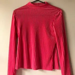 Säljer denna rosa ribbade långärmade tröjan. Den är verkligen jätteskönt material och den är i storlek S. Från Monki. Jag säljer den pga att den ej kommer till användning. Passar superbra till blå jeans. 