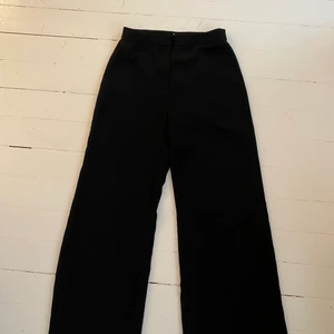Svarta kostymbyxor  - Svarta kostymbyxor i storlek 40 från H&M. 