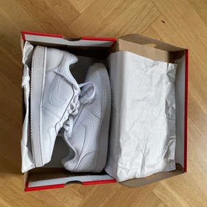 Nike ebernon low  - Vita Nike skor som aldrig är använda! Min bror köpte dom för ett år sen men har aldrig kommit till användning. Skorna är endast testade! Storleken är 41, i herr. Priset är 400kr + frakt! Priset kan såklart diskuteras som med alla andra plagg på min sida!