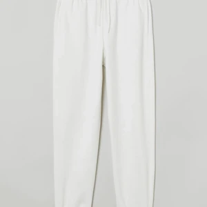 mjukisbyxor - jättefina mjukisbyxor, färgen är inte riktigt hel vit utan lite off-white💞 lite noppriga vid benen men kan fixa det innan jag postar ❤️ inköptes i Juni ❤️