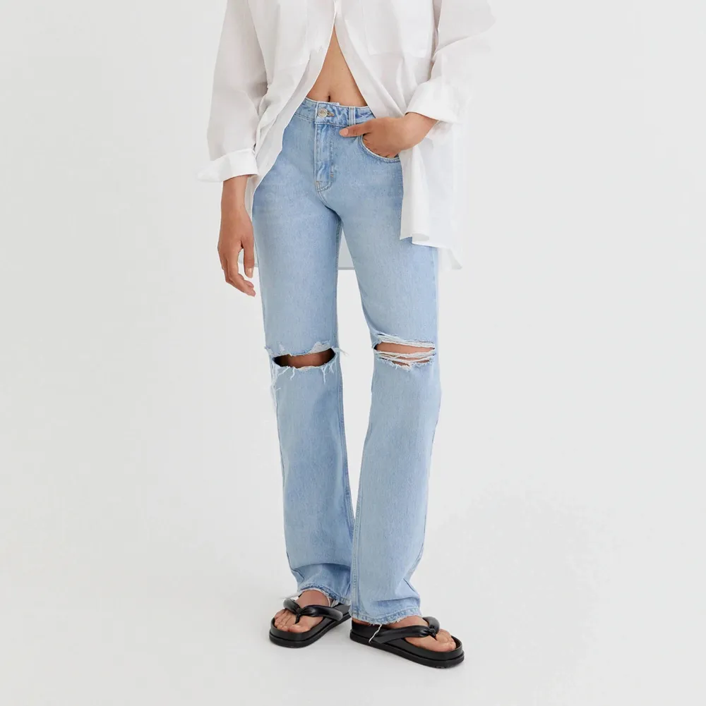 Fina jeans från pull & bear med medelhög midja, storlek 40 och sitter bra på mig som är 174☺️ knappt använda!. Jeans & Byxor.