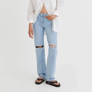 Pull & bear jeans - Fina jeans från pull & bear med medelhög midja, storlek 40 och sitter bra på mig som är 174☺️ knappt använda!