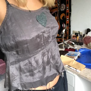 Linne - Silk linne med broderar hjärta, sjusterbara band. skriv om du har frågor eller vill ha fler bilder💕