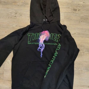 Thrasher hoddie - Beställde denna från USA för 1000kr, sjukt cool o snygg. Men passar inte riktigt min stil, så säljer nu denna. Storlek s. Har en fläck på armen men ska försöka få bort den. Annars är den sjukt clean. Köparen står för frakten.