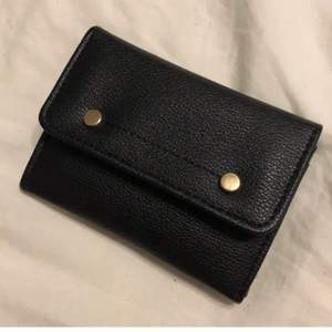 Liten plånbok från primark med en hängare i som man kan ha tex nycklar i. Bjuder på frakten