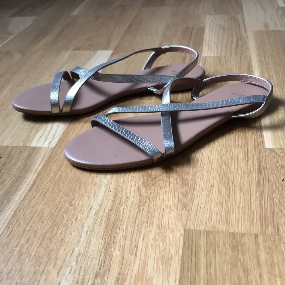 Minimalistiska sandaler med guldremmar från H&M. Skor.