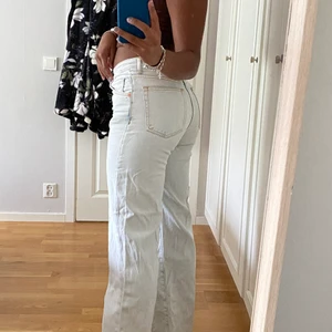 Bikbok jeans - Säljer dessa väldigt ljusblå jeans ifrån Bikbok som jag inte använder längre. De är i storlek 36 och går nästan ner till marken på mig som är 1.69, jag har lagt ner dem. Vill gärna sälja så snart som möjligt så köp direkt för 400 men buda från 250😊. 