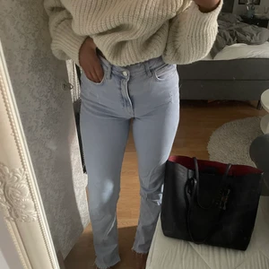 Zara jeans - Snygga blåa jeans från zara med slits, storlek 38. Väldigt stretchiga i materialet. Passar mig som är 175 i längden och har storlek s/m.