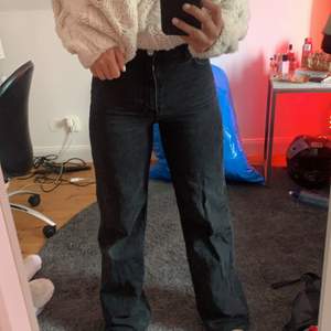 Skit snygga svarta jeans från zara med högre midja! Säljer pga att dom är lite för långa för mig som är 168. Säljaren står för frakten och priset kan diskuteras!!