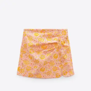 Sommrig söt kjol från zara! Aldrig använd, endast provad - prislapp finns kvar ❤️ ⭐️