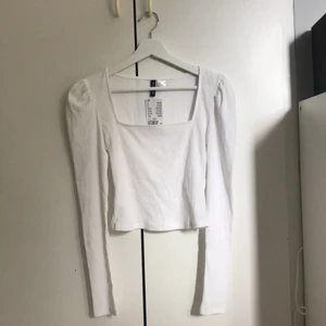 Vit ribbad tröja  - Oanvänd tröja, fler bilder kan skickas. Priset kan diskuteras vid snabb affär :) 