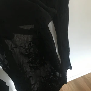 Vida byxor, NA-KD - Genomskinliga vida byxor med blomdetaljer. Aningen långa i längden för mig. Stlk S