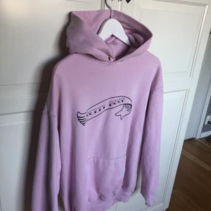 Betty boop hoodie - Jätteskön hoodie, dock har det gått sönder lite som du ser på ena armen. Men det går att sy ihop igen. Annars är det inga fläckar eller något fel med den. Storlek: M 💖👄👛🌸