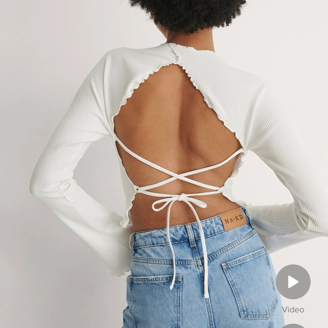 Ribbad tröja med öppen rygg 