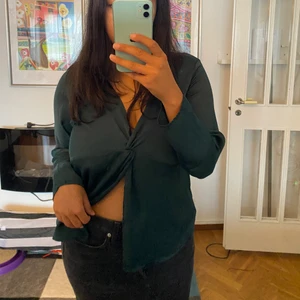 Mörkgrön satin blus  - Mörkgrön V-ringad blus med fina detaljer. Satin material. Knappt använd och i bra skick🥰